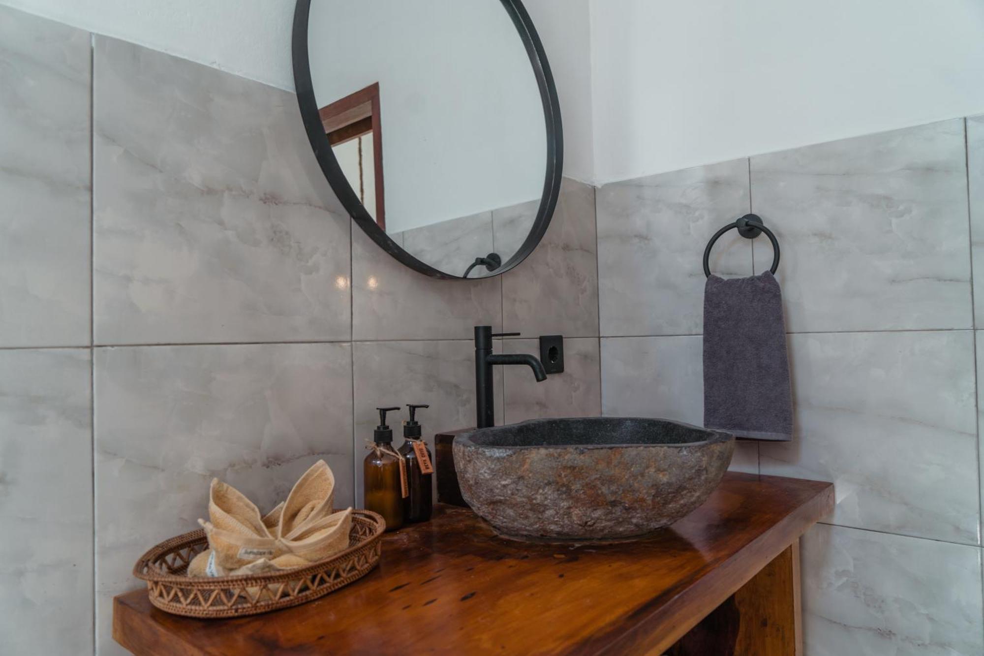 Sunscape Villa - Beachfront And Private Pool 吉利阿尔 外观 照片