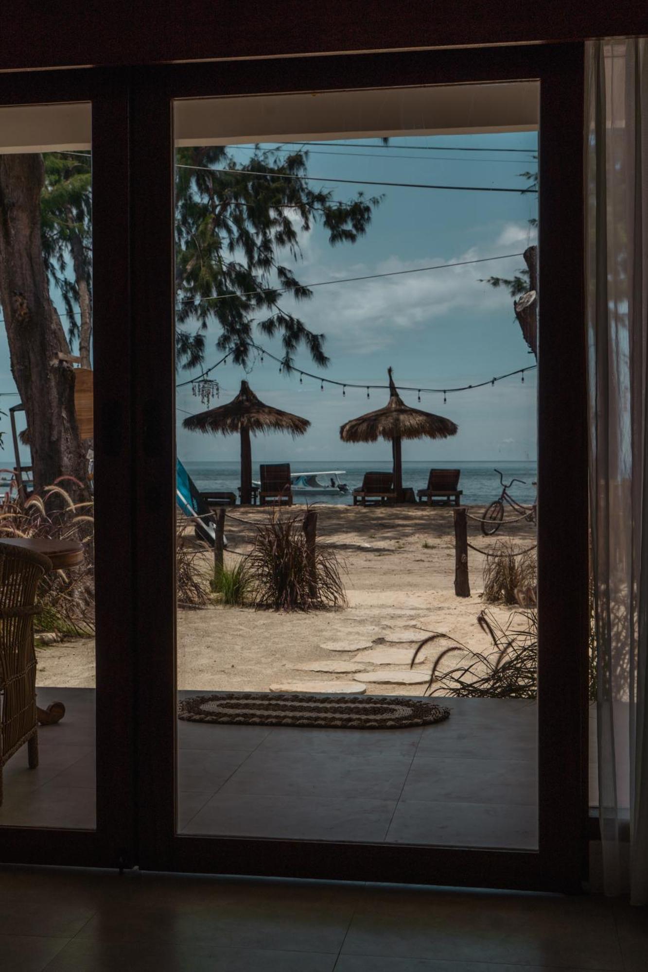 Sunscape Villa - Beachfront And Private Pool 吉利阿尔 外观 照片